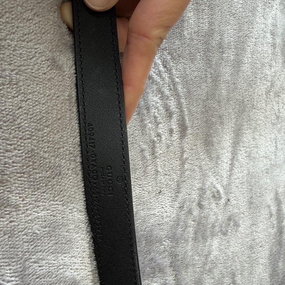 Elegant Black Gucci Leather Belt with Gold Buckle - Picture 2 of 3